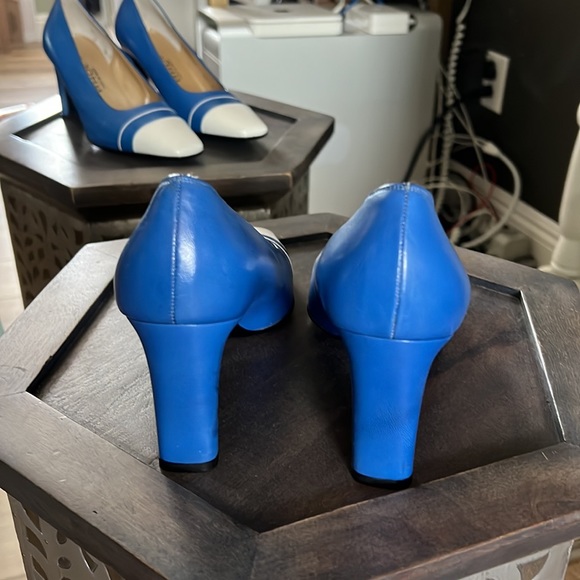 NWOT, St John, leather heels, blue white color block, size 6 - Picture 6 of 13
